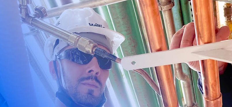 Técnico da Willis realizando brasagem em tubulação de cobre