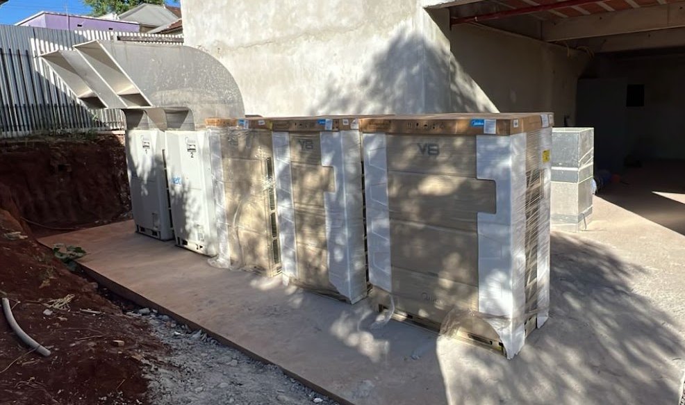 Condensadoras VRF ainda embaladas e protegidas no canteiro de obras, aguardando a instalação