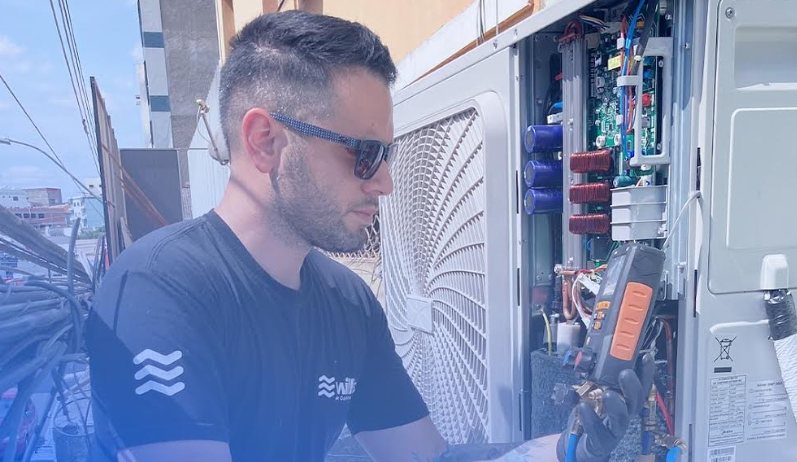 Técnico da Willis medindo os parâmetros de funcionamento de uma condensadora com manifold digital